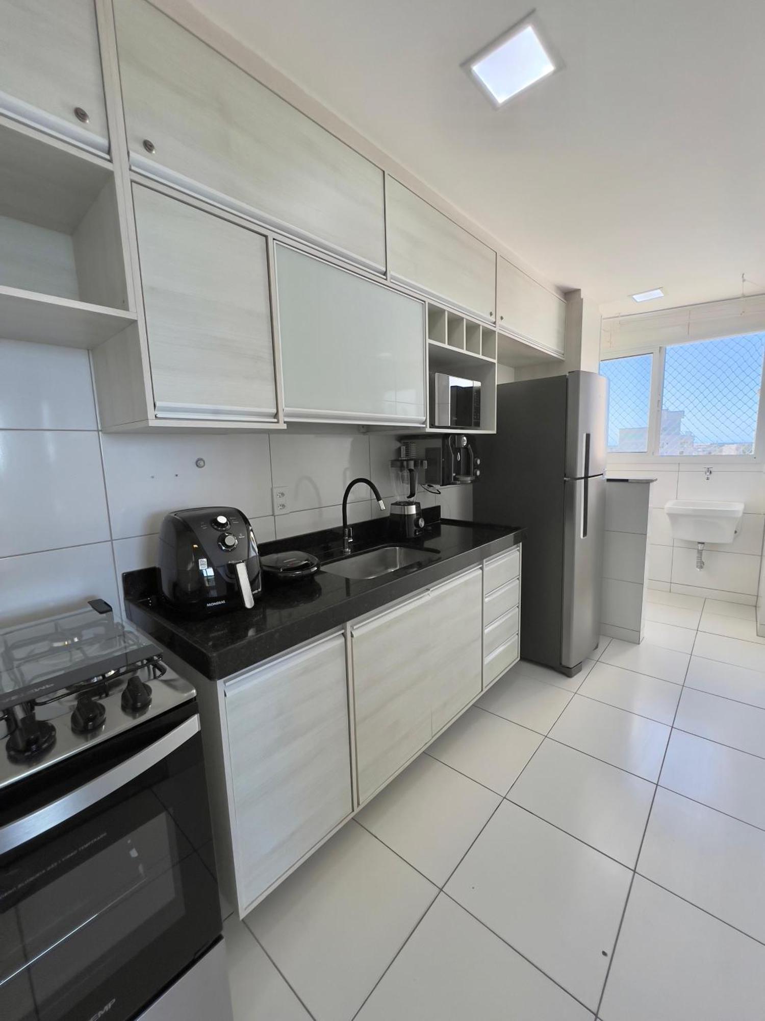Desfrute De Um Moderno Apto Na Do Morro, Com Deslumbrante Vista Mar, A Uma Quadra Da Praia, Redes De Protecao, Quartos Com Ar Condicionado, Roupas De Cama E Banho, Tv 65, Internet 500 Mega, Predio Com Piscina E Portaria 24 *
